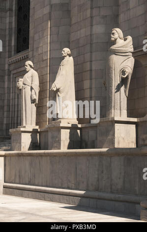 Armenien, Yerevan, Matenadaran, Außen, 1958, mit Statuen von großen Gelehrten, die Mesrop Mashtots Institut für alte Handschriften Stockfoto