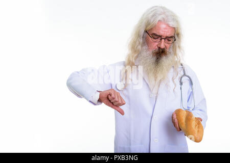 Studio shot der älteren bärtigen Mann Arzt Brillen tragen Whil Stockfoto