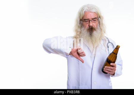 Studio shot der älteren bärtigen Mann Arzt, der Daumen nach unten, Stockfoto