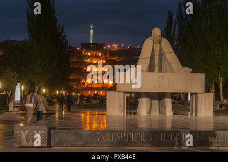 Armenien Eriwan Eriwan Kaskade, mit Denkmal für Alexander Tamanian und mit Denkmal für 50 Jahre der sowjetischen Armenien im Hintergrund Stockfoto