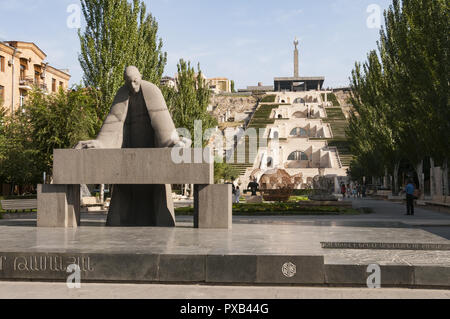 Armenien Eriwan Eriwan Kaskade, mit Denkmal für Alexander Tamanian und mit Denkmal für 50 Jahre der sowjetischen Armenien im Hintergrund Stockfoto