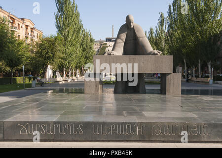 Armenien Eriwan Eriwan Kaskade, mit Denkmal für Alexander Tamanian und mit Denkmal für 50 Jahre der sowjetischen Armenien im Hintergrund Stockfoto