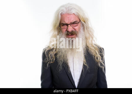 Studio shot der älteren bärtigen Geschäftsmann auf der Suche wütend Stockfoto