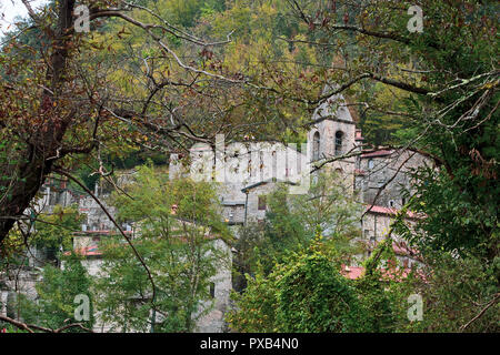 Equi Terme, schöne mittelalterliche Spa Village in den Apuanischen Alpen, Toskana, Italien. Herbst. Berühmt für seine Schwefel Schwefel Quellwasser. Stockfoto