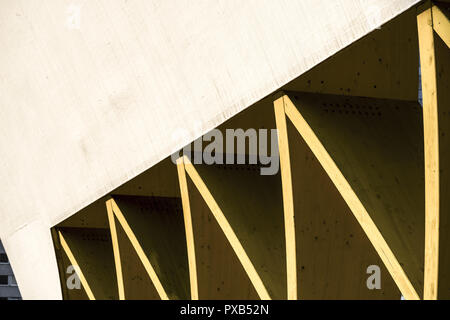 Gelbe hölzerne Bogenkonstruktion, Donau-City, DC, Wien, Österreich Stockfoto