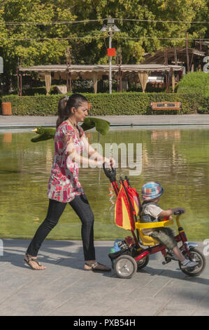 Armenien, Yerevan, Platz der Freiheit, Swan Lake, Landschaft mit Armenischen Mutter und Kind auf dem Dreirad Stockfoto