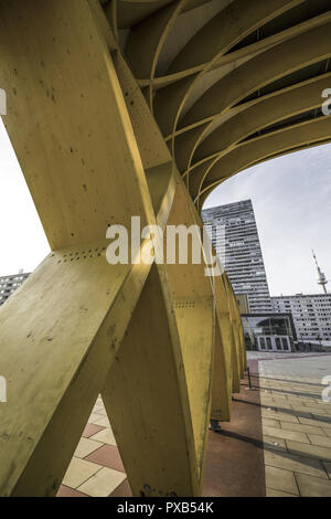 Gelbe hölzerne Bogenkonstruktion, Donau-City, DC, Wien, Österreich Stockfoto