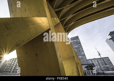 Gelbe hölzerne Bogenkonstruktion, Donau-City, DC, Wien, Österreich Stockfoto