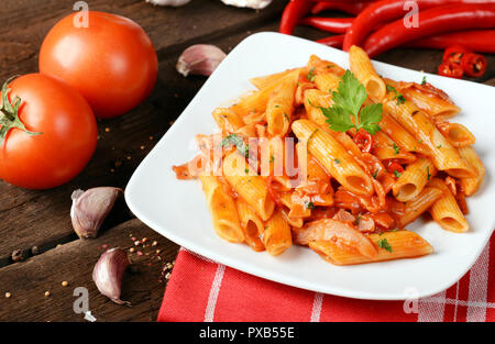 Penne Pasta mit Chili Sauce arrabiata Stockfoto