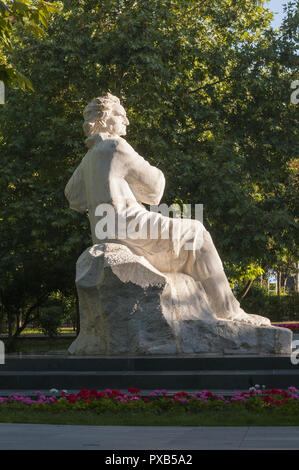 Armenien, Yerevan, Platz der Freiheit, Schwanensee, Martiros Sarian Statue Stockfoto
