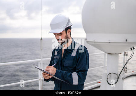 Servicetechniker oder Freiwillige in der Nähe von VSAT-Terminal Stockfoto