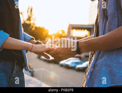 Reizende junge Hipster Paar dating im Sommer Sonnenuntergang. Stockfoto