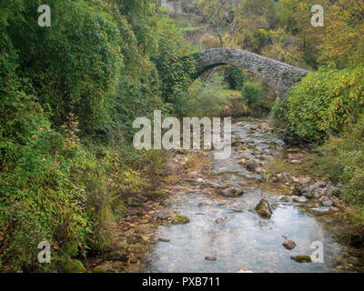 Alte steinerne Brücke außerhalb von Equi Terme, Lunigiana, mittelalterlichen Spa Village in der Toskana, Italien, berühmt für seine Schwefel Schwefel Quellwasser. In den Apuanischen Alpen. Stockfoto