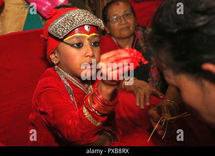 Kathmandu, Nepal. Okt, 2018 19. Lebende Göttin Kumari bietet Tika zu Anhänger während der Prozession Khadga Jatra (Schwert) auf Dashami, am zehnten Tag des Dashain, größte Hindu Festival in Kathmandu, Nepal. Newar Gemeinschaft der Tal eine Parade auf den Sieg des Guten über das Böse mit dem Schwert Prozession von verschiedenen Orten Credit: Archana Shrestha/Pacific Press/Alamy leben Nachrichten Stockfoto