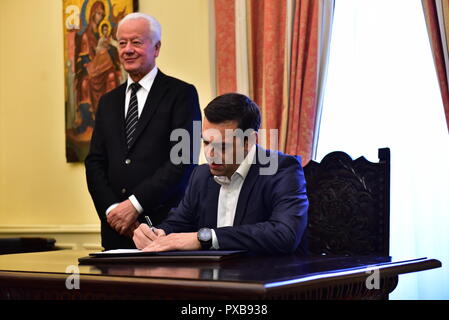 Athen, Griechenland. Okt, 2018 20. Der griechische Ministerpräsident und Minister für Auswärtige Angelegenheiten, Alexis Tsipras setzt seine Unterschrift, nach seiner politischen Eid. Credit: Dimitrios Karvountzis/Pacific Press/Alamy leben Nachrichten Stockfoto