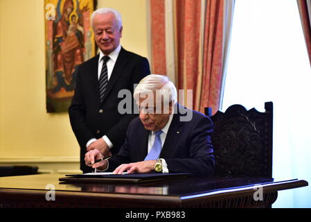 Athen, Griechenland. Okt, 2018 20. Präsident der Republik Griechenland Prokopis Pavlopoulos setzt seine Unterschrift nach der politischen Eid von den griechischen Premierminister und Minister für Auswärtige Angelegenheiten, Alexis Tsipras Credit: Dimitrios Karvountzis/Pacific Press/Alamy leben Nachrichten Stockfoto