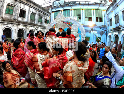 Hooghly, Indien. Okt, 2018 19. Hindu Menschen feiern das Eintauchen der Devi Durga genannt als Vijaya Dashami auch als Dasahara, Dasara, Dussehra am 10. des Navatri Festival bekannt. Frauen spielen Rot Pulver Namens als sindur wie pro traditionelle Ritual. Credit: Avishek Das/Pacific Press/Alamy leben Nachrichten Stockfoto