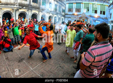 Hooghly, Indien. Okt, 2018 19. Hindu Menschen feiern das Eintauchen der Devi Durga genannt als Vijaya Dashami auch als Dasahara, Dasara, Dussehra am 10. des Navatri Festival bekannt. Frauen spielen Rot Pulver Namens als sindur wie pro traditionelle Ritual. Credit: Avishek Das/Pacific Press/Alamy leben Nachrichten Stockfoto