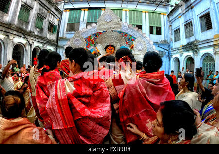 Hooghly, Indien. Okt, 2018 19. Hindu Menschen feiern das Eintauchen der Devi Durga genannt als Vijaya Dashami auch als Dasahara, Dasara, Dussehra am 10. des Navatri Festival bekannt. Frauen spielen Rot Pulver Namens als sindur wie pro traditionelle Ritual. Credit: Avishek Das/Pacific Press/Alamy leben Nachrichten Stockfoto