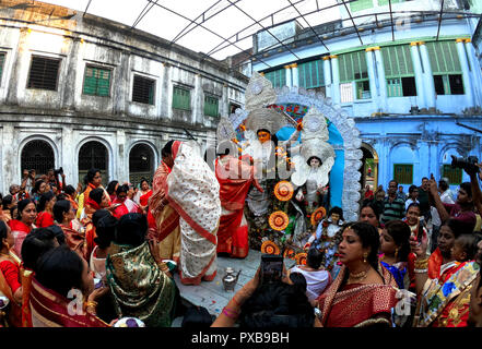 Hooghly, Indien. Okt, 2018 19. Hindu Menschen feiern das Eintauchen der Devi Durga genannt als Vijaya Dashami auch als Dasahara, Dasara, Dussehra am 10. des Navatri Festival bekannt. Frauen spielen Rot Pulver Namens als sindur wie pro traditionelle Ritual. Credit: Avishek Das/Pacific Press/Alamy leben Nachrichten Stockfoto