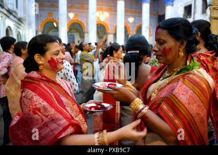 Hooghly, Indien. Okt, 2018 19. Hindu Menschen feiern das Eintauchen der Devi Durga genannt als Vijaya Dashami auch als Dasahara, Dasara, Dussehra am 10. des Navatri Festival bekannt. Frauen spielen Rot Pulver Namens als sindur wie pro traditionelle Ritual. Credit: Avishek Das/Pacific Press/Alamy leben Nachrichten Stockfoto