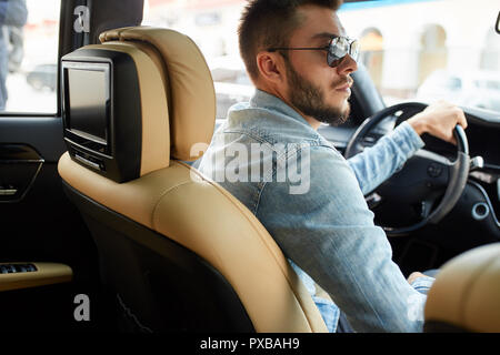 Seitenansicht Foto von eine ernste nachdenkliche Treiber Stockfoto