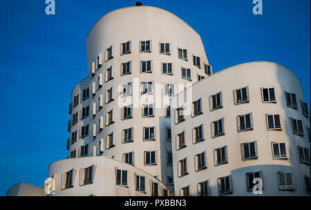 Gehry Gebäude im Düsseldorfer Hafen (Medienhafen) Stockfoto