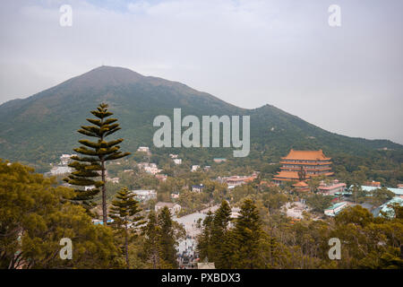 Ngong Ping ist einer der landschaftlich schönsten, atemberaubend, und historische Laufwerke auf der Insel mit üppigen Tälern. Stockfoto