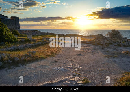 Alte Basilika Spalten der Creek Kolonie Chersonesos mit der Ansicht von St. Vladimir's Cathedral, Sewastopol, Krim Stockfoto