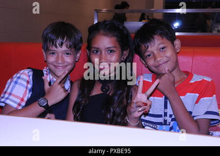 Portrait von 3 adorable lächelnde Kinder, Tweens, 2 Roten Khmer Kinder & 1 gemischt Rennen Junge (KAMBODSCHANISCHEN - Amerikanische). Phnom Penh, Kambodscha. Credit: Kraig Lieb Stockfoto