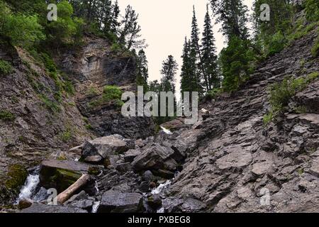 Wasserfall und Strom auf die Berge von Wanderwegen Donut fällt in großen Cottonwood Canyon, in der Wasatch Front Rocky Mountains, Utah, W Stockfoto