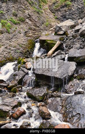 Wasserfall und Strom auf die Berge von Wanderwegen Donut fällt in großen Cottonwood Canyon, in der Wasatch Front Rocky Mountains, Utah, W Stockfoto