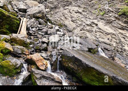 Wasserfall und Strom auf die Berge von Wanderwegen Donut fällt in großen Cottonwood Canyon, in der Wasatch Front Rocky Mountains, Utah, W Stockfoto