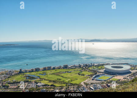 Ein Luftbild von Green Point in Kapstadt vom Signal Hill zu sehen. Die Cape Town Stadium und anderen Sportanlagen sind sichtbar. Robben Island ist Vi. Stockfoto