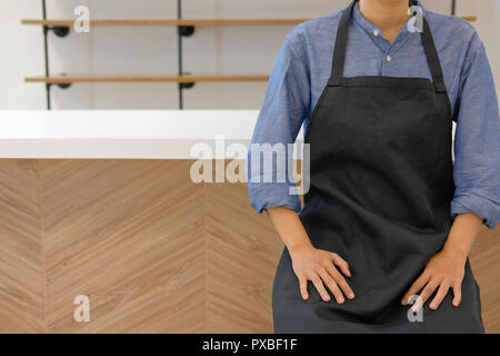 Unternehmer tragen Schürze im Cafe Café cafeteria Restaurant Bar sitzen Stockfoto