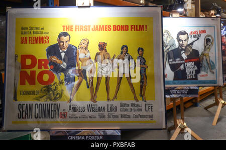 Auf 0001 ein Embargo verhängt Montag, den 22. Oktober 1962 ein Plakat für den James Bond Film Dr Keine auf dem Display neben einem Poster für den Bond Film 1963 aus Russland mit Liebe in eine Vorschau auf die bevorstehende Kino Plakat Auktion an der Prop Shop Head Office in der Nähe von Rickmansworth. Stockfoto