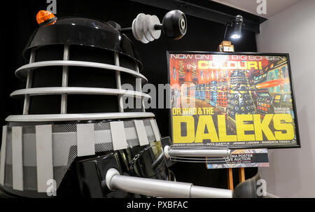 Auf 0001 ein Embargo verhängt Montag, den 22. Oktober 1965 ein Poster für den Film Dr. Who und die Daleks neben einem Replikat Dalek auf dem Display während eine Vorschau auf die bevorstehende Kino Plakat Auktion an der Prop Shop Head Office in der Nähe von Rickmansworth. Stockfoto