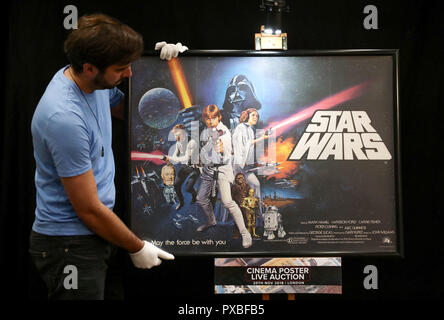 Embargo auf 0001 Montag, Oktober 22 Prop Store Mitarbeiter Matt Geschichte hält ein Poster für den Film Star Wars 1977 während einer Vorschau auf die kommenden Kino Plakat Auktion an der Prop Shop Head Office in der Nähe von Rickmansworth. Stockfoto