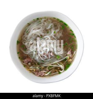 Traditionelle vietnamesische Suppe pho bo, Ansicht von oben, isoliert Stockfoto