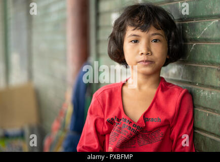 Eine obdachlose Jungen philippinischen Mädchen Posen für ein Portrait, Cebu City, Philippinen Stockfoto