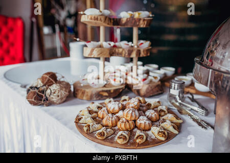 Candy Bar auf der Geburtstagsparty mit vielen verschiedenen Süßigkeiten, Cupcakes, souffle und Kuchen. Auf Holz steht, Natur und eco Thema dekoriert, Indoor, si Stockfoto