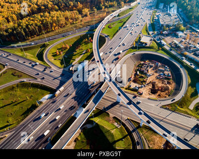 Luftaufnahme von einem autobahnkreuz Verkehr in Moskau Spuren. Stockfoto