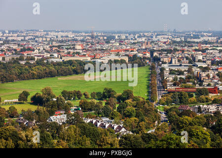 Stadt Krakau in Polen von oben, Luftaufnahme Stadtbild mit blonia Park Stockfoto