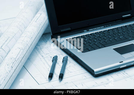 Computer mit architektonischen Pläne liegen auf dem Tisch. Bild in blauen Farbton Stockfoto