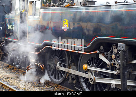 In der Nähe von Kupplungen und Antriebsräder von 2-6-4T Klasse Standard 4 Nr. 80136, "Warten auf Abflug seiner Passenger service in Pickering. Stockfoto