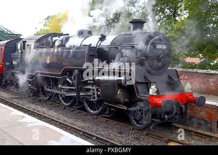 Dampflok BR-Standard Klasse 4 Tank Nr. 80136 warten auf Abfahrt von Pickering Station für Whitby auf der NYMR Erbe Bahnstrecke. Stockfoto