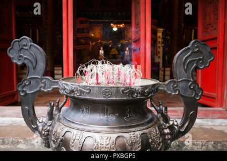 Incence Brenner im Ngoc Son Tempel, Hanoi, Vietnam Stockfoto