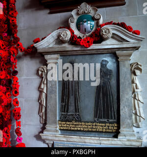 Thomas Oken Memorial in St. Mary's Church, als Teil der Warwick Mohn 2018 eingerichtet Stockfoto