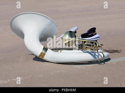 Blasinstrumente der militärischen Orchester - sousafon und Trompete - auf Asphalt Stockfoto