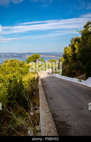 Eine Straße auf den Felsen von Gibraltar im Upper Rock Nature Reserve. Gibraltar ist ein Britisches Überseegebiet im südlichen Spanien. Stockfoto